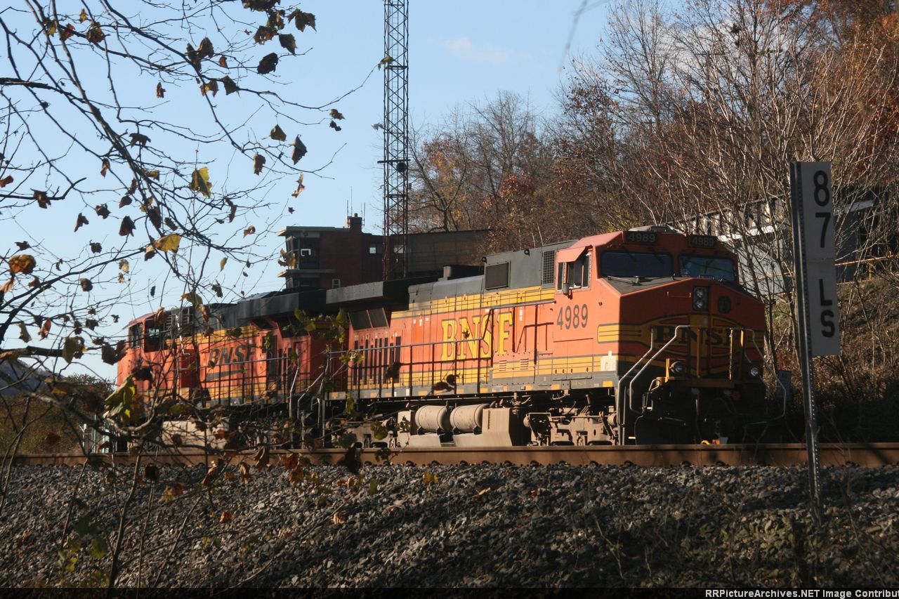 BNSF 4989